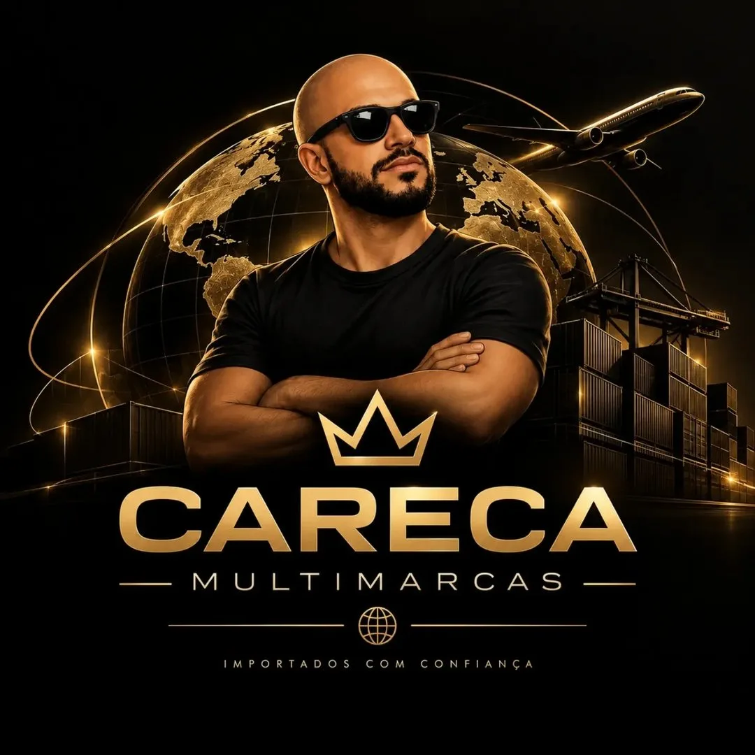 O Careca, de braços cruzados, com o globo e os contêineres da importação atrás