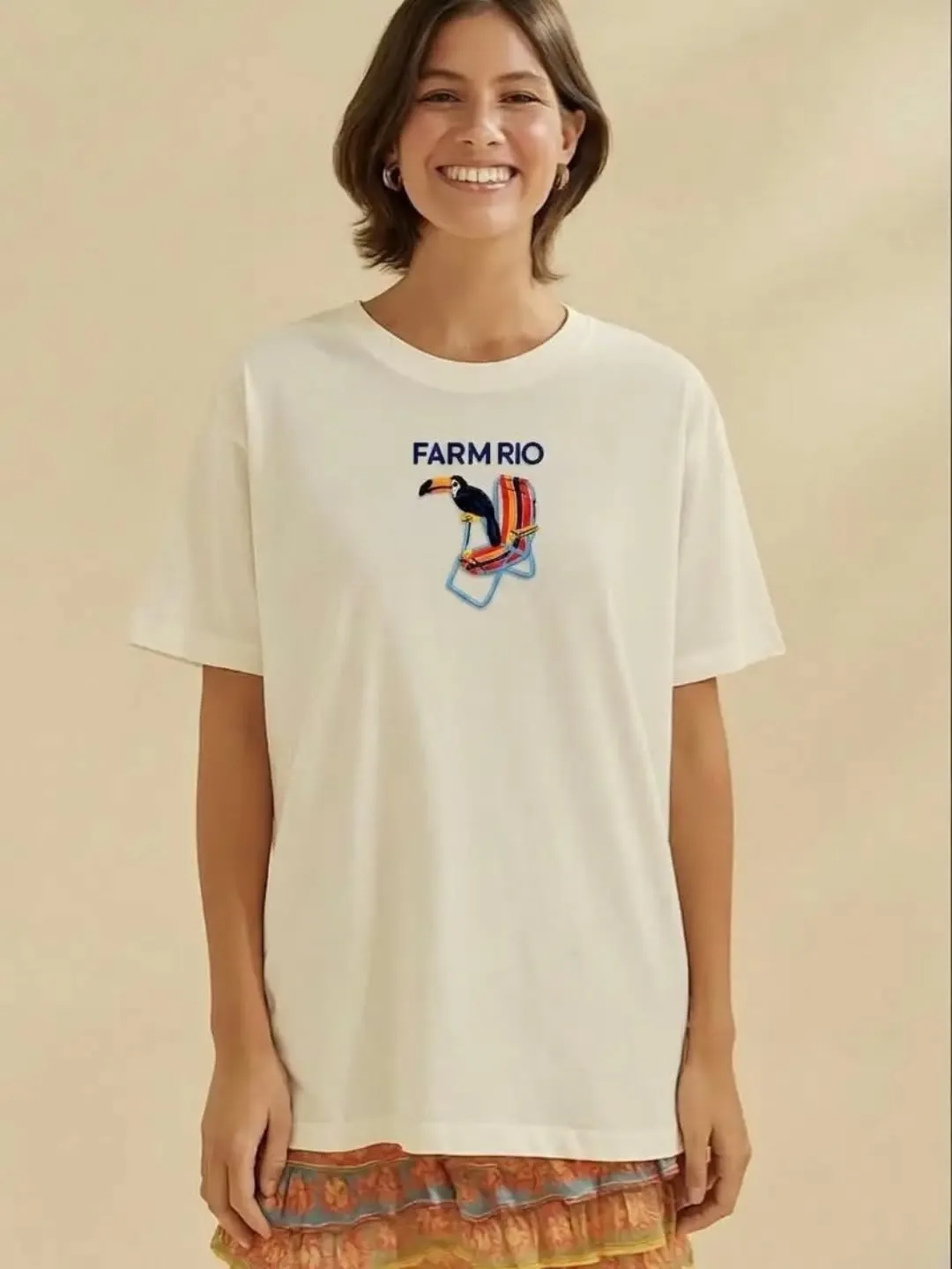 Camiseta Farm Rio bordado cadeira