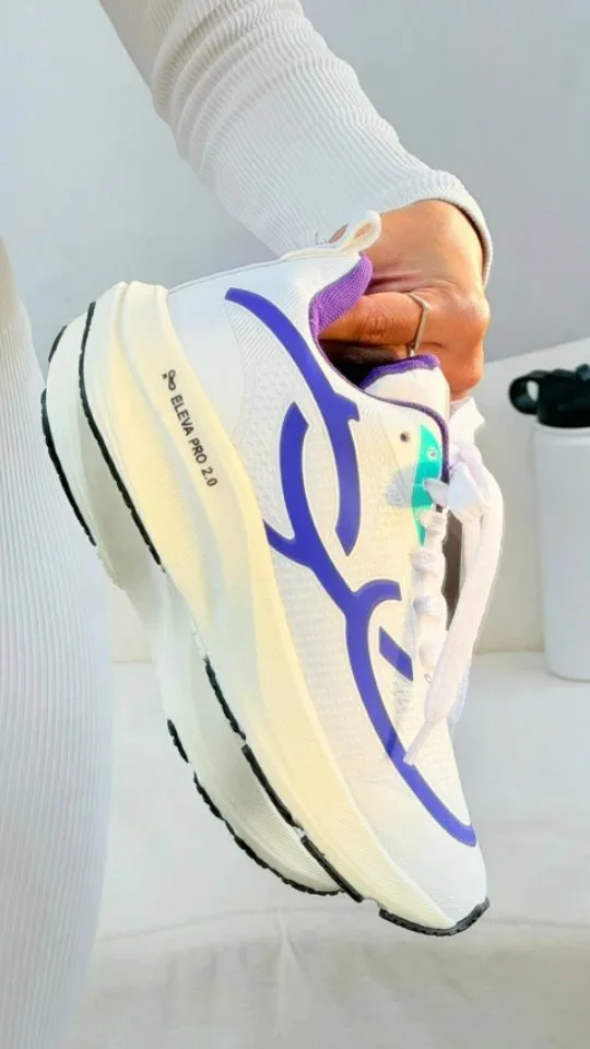 Tênis de corrida branco e roxo